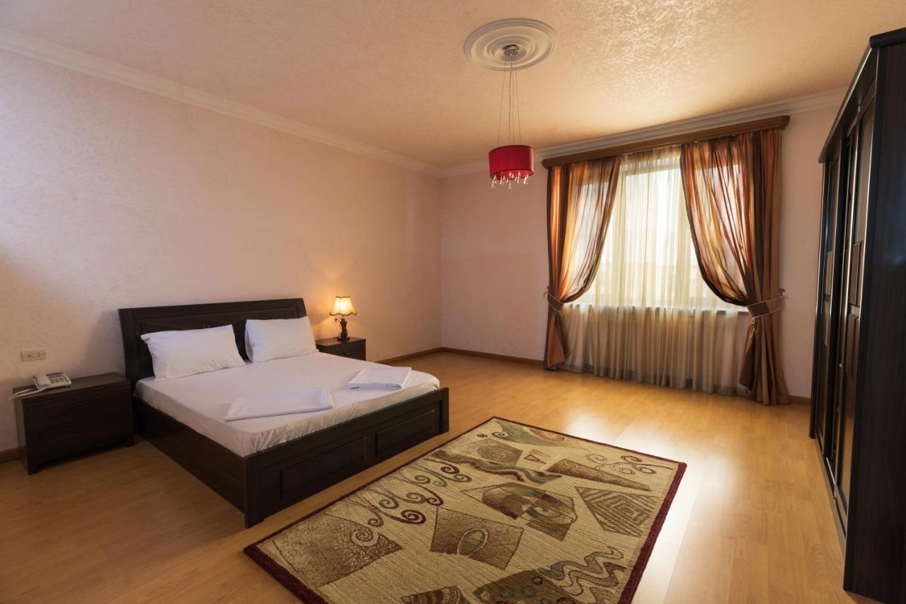 La Defense Hotel 耶烈万 外观 照片